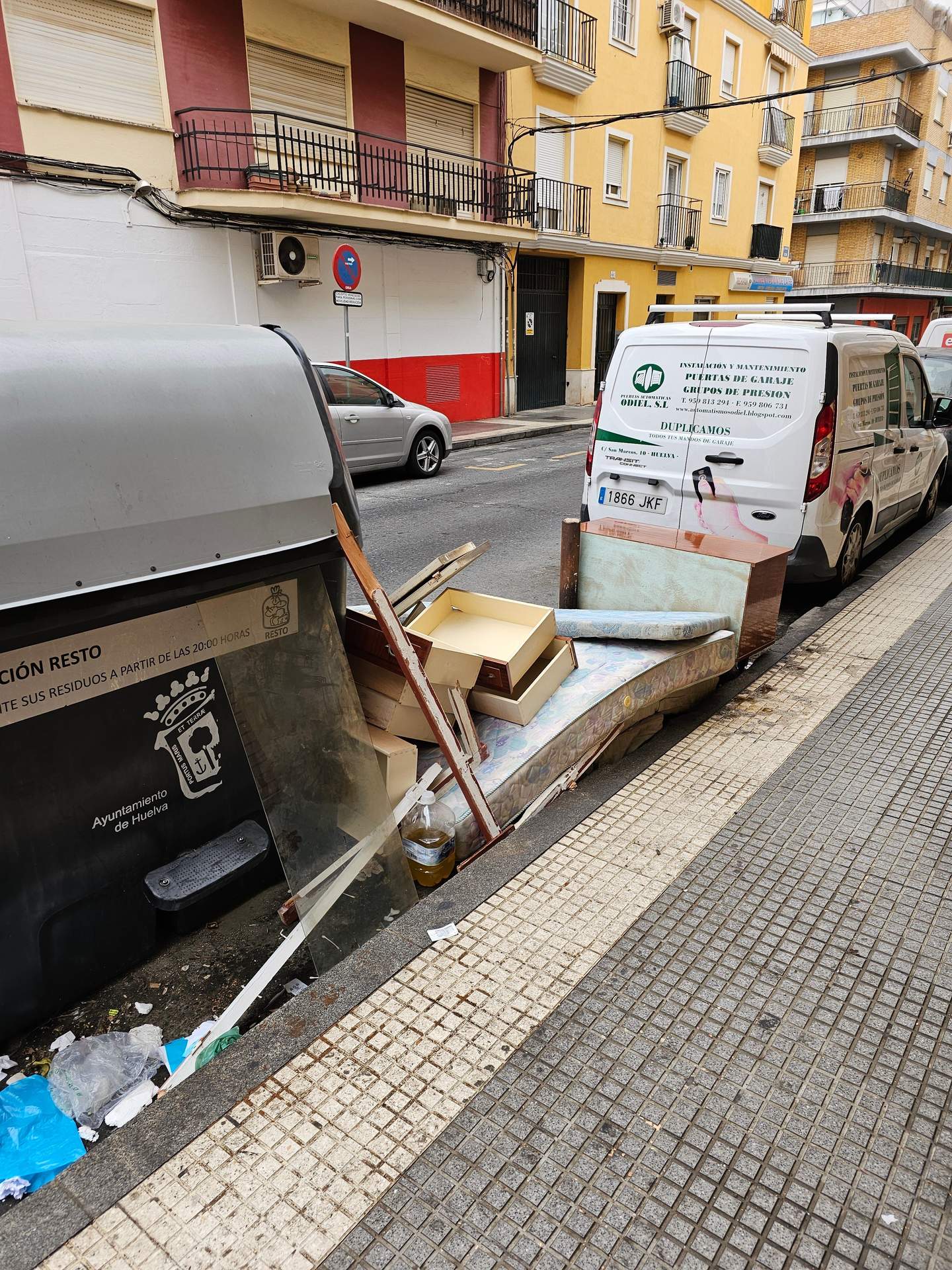 Voluminosos sin recoger en la calle Alosno