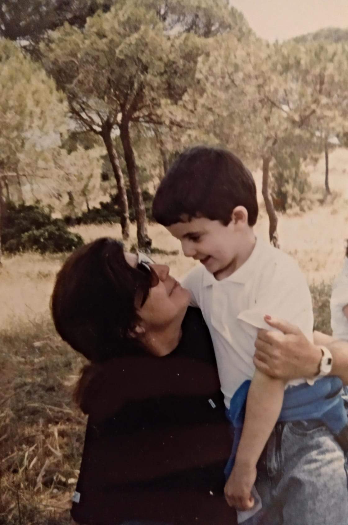 Entrañable imagen de su infancia junto a su madre