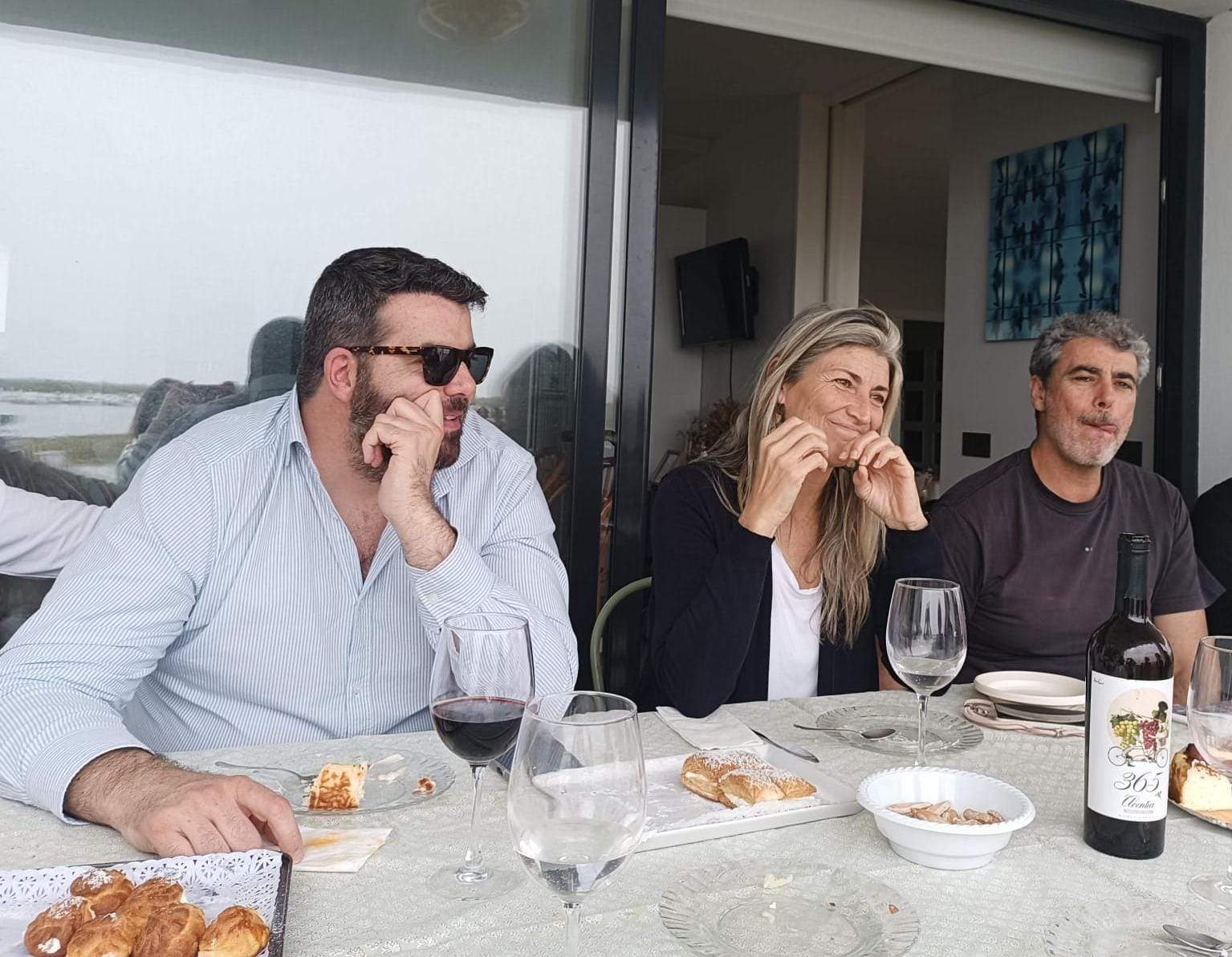 Disfrutando en una comida familiar junto a sus hermanos Elsa y Fito