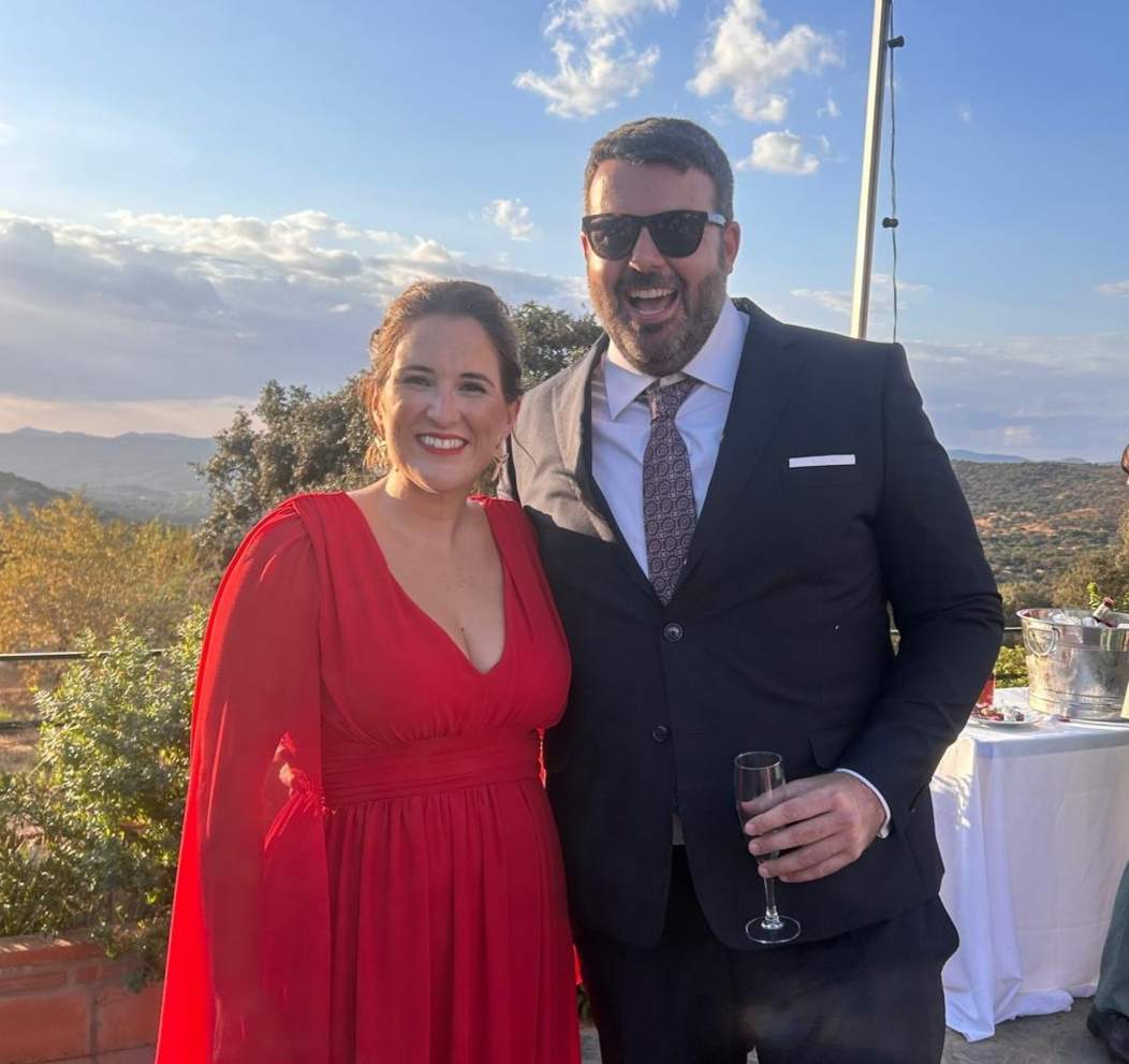 Así de elegante posando con su chica Pilar Aguado