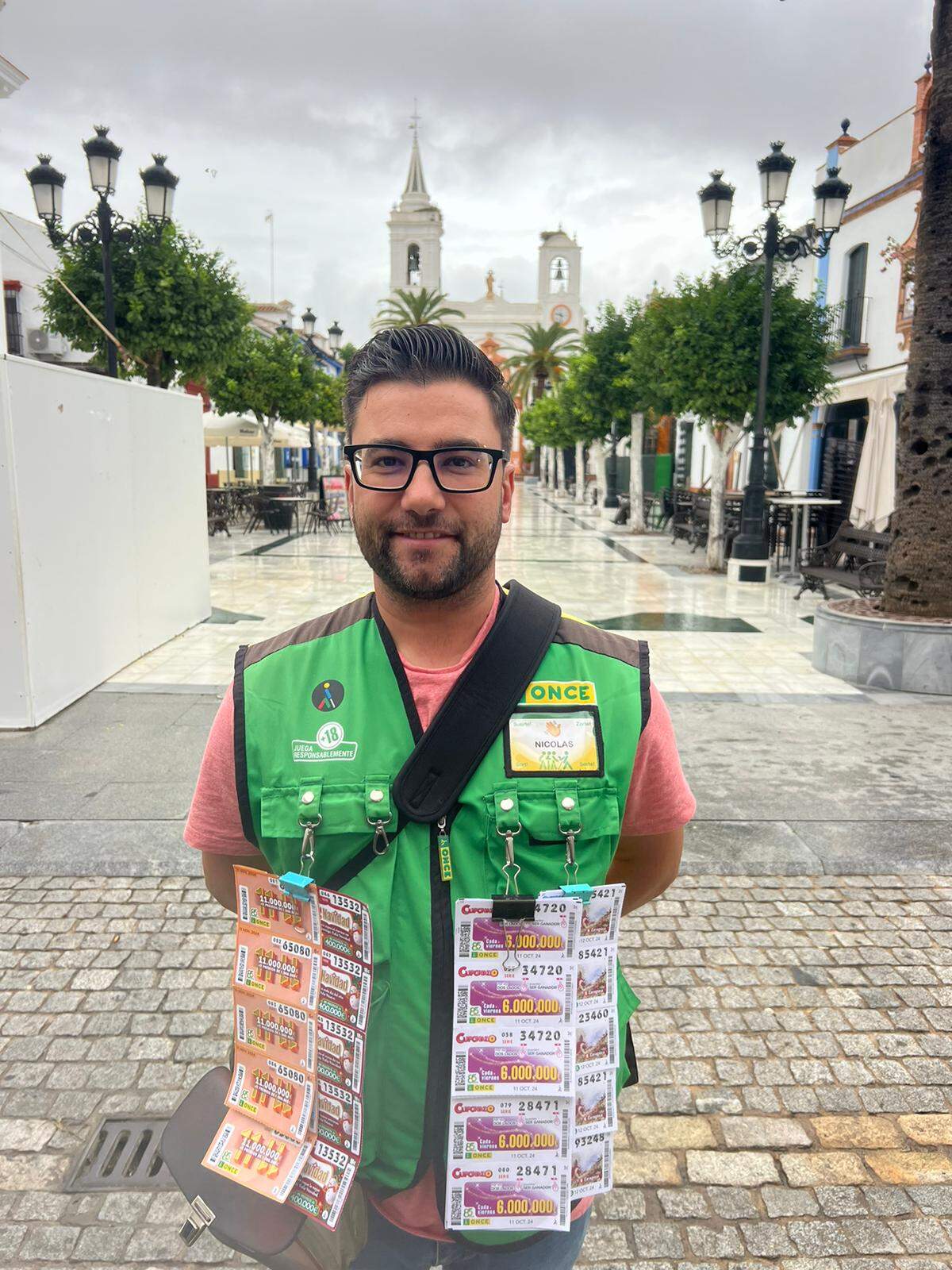 Nicolás Higueras, en su punto de venta de Almonte