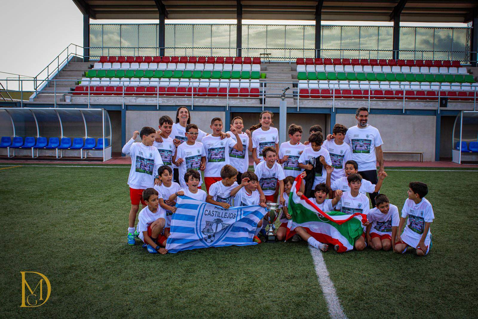 Con el equipo alevin que entrena en Castillejos y que se ha proclamado Campeón de Liga en la 23 -24