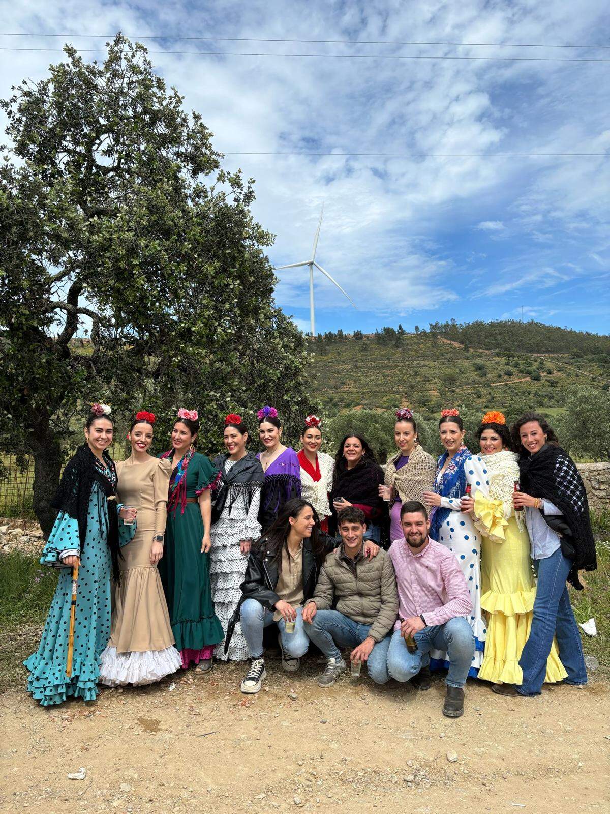 Con sus amigas en la Romería de su pueblo