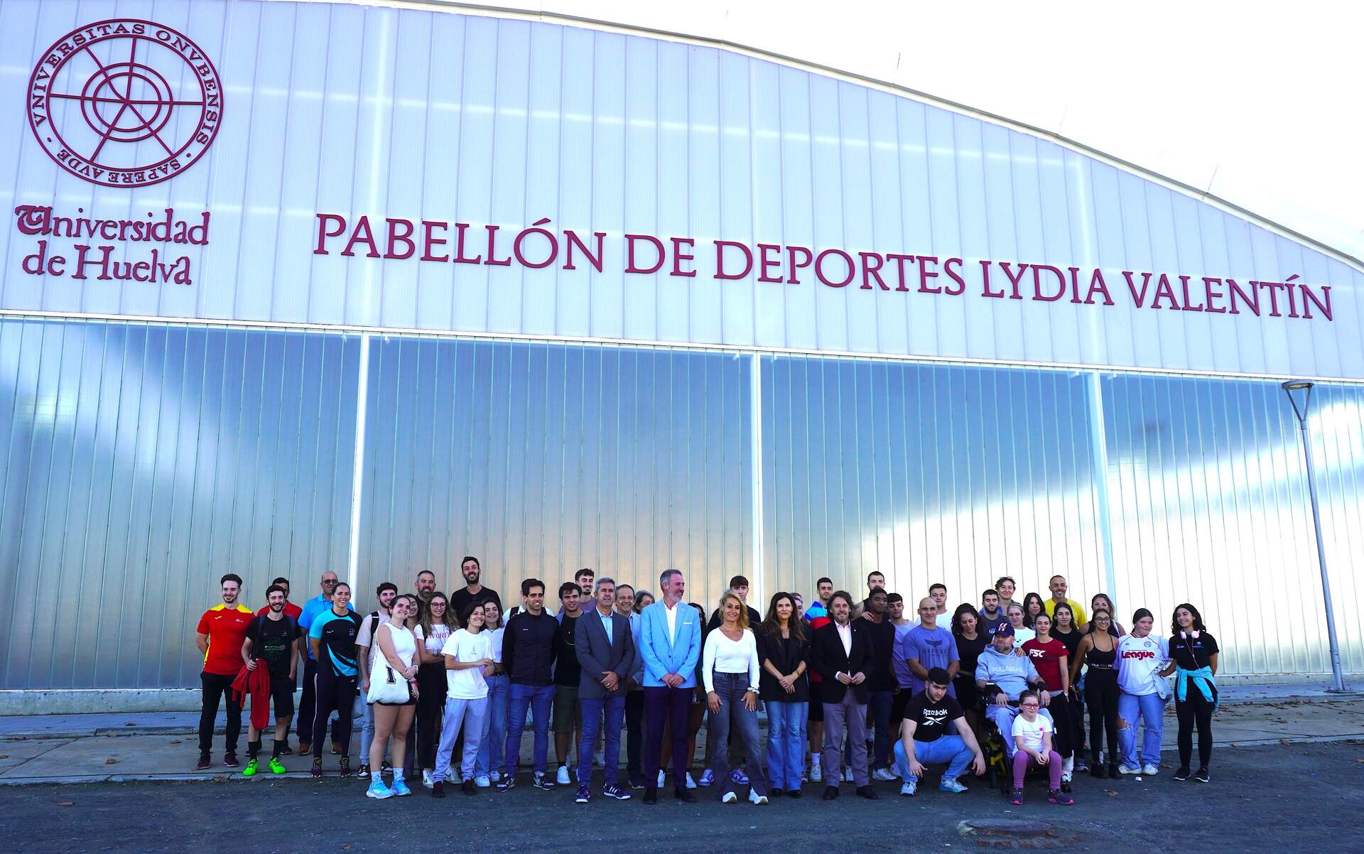 Foto de familia ante el pabellón que lleva el nombre de Lydia Valentín
