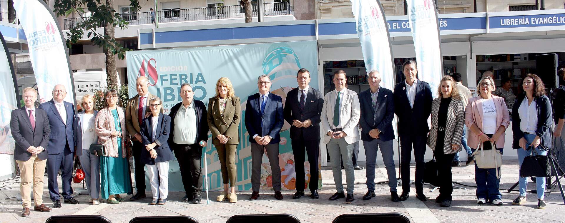 Foto de familia en la Feria Libro Huelva con organizadores, patrocinadores y librerías y editoras participantes