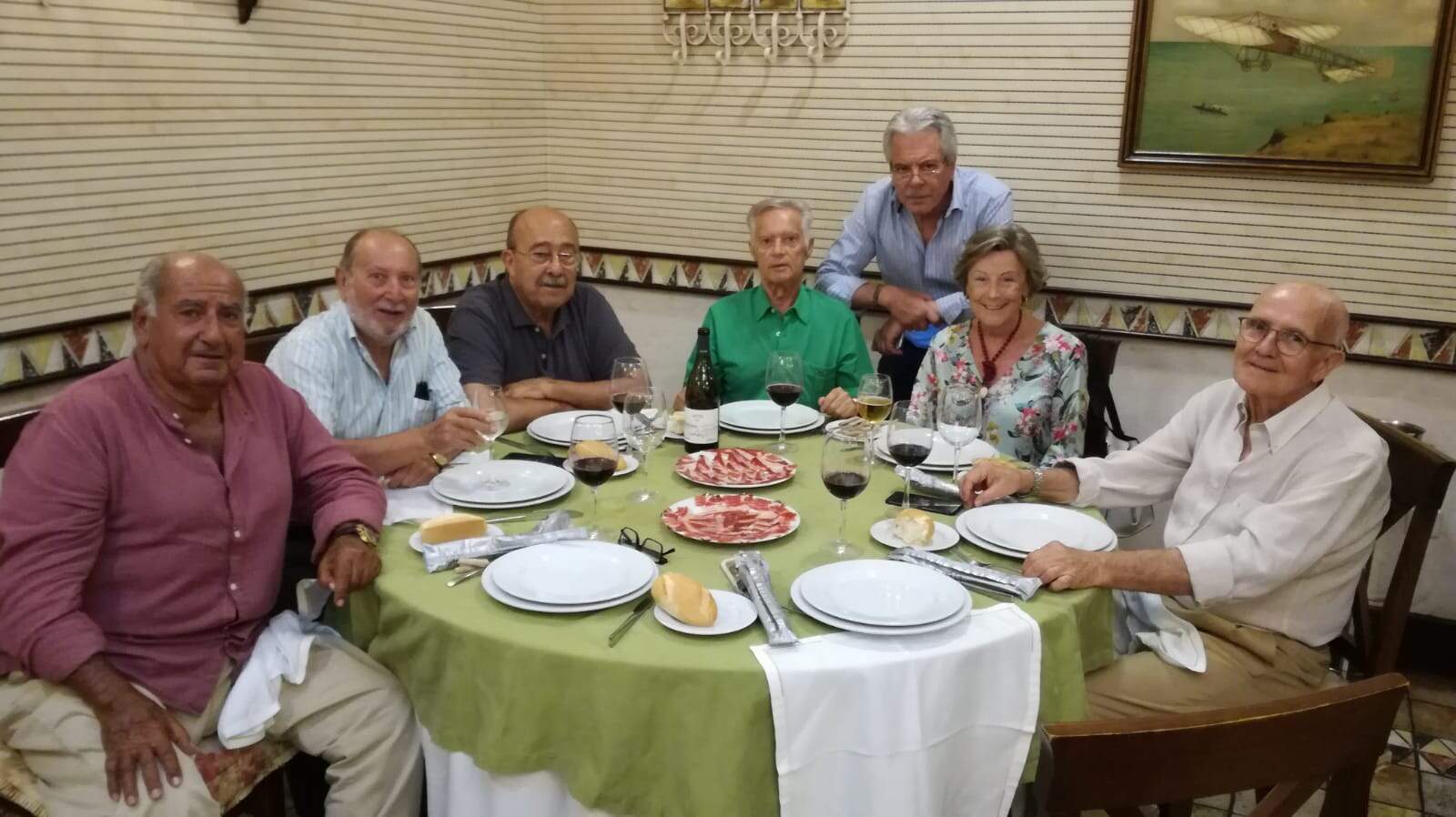 Con los compañeros de Peritaje, con los que sigue reuniéndose mensualmente entorno a una mesa, Entre ellos su entrañable torero ´El Zurdo¨¨