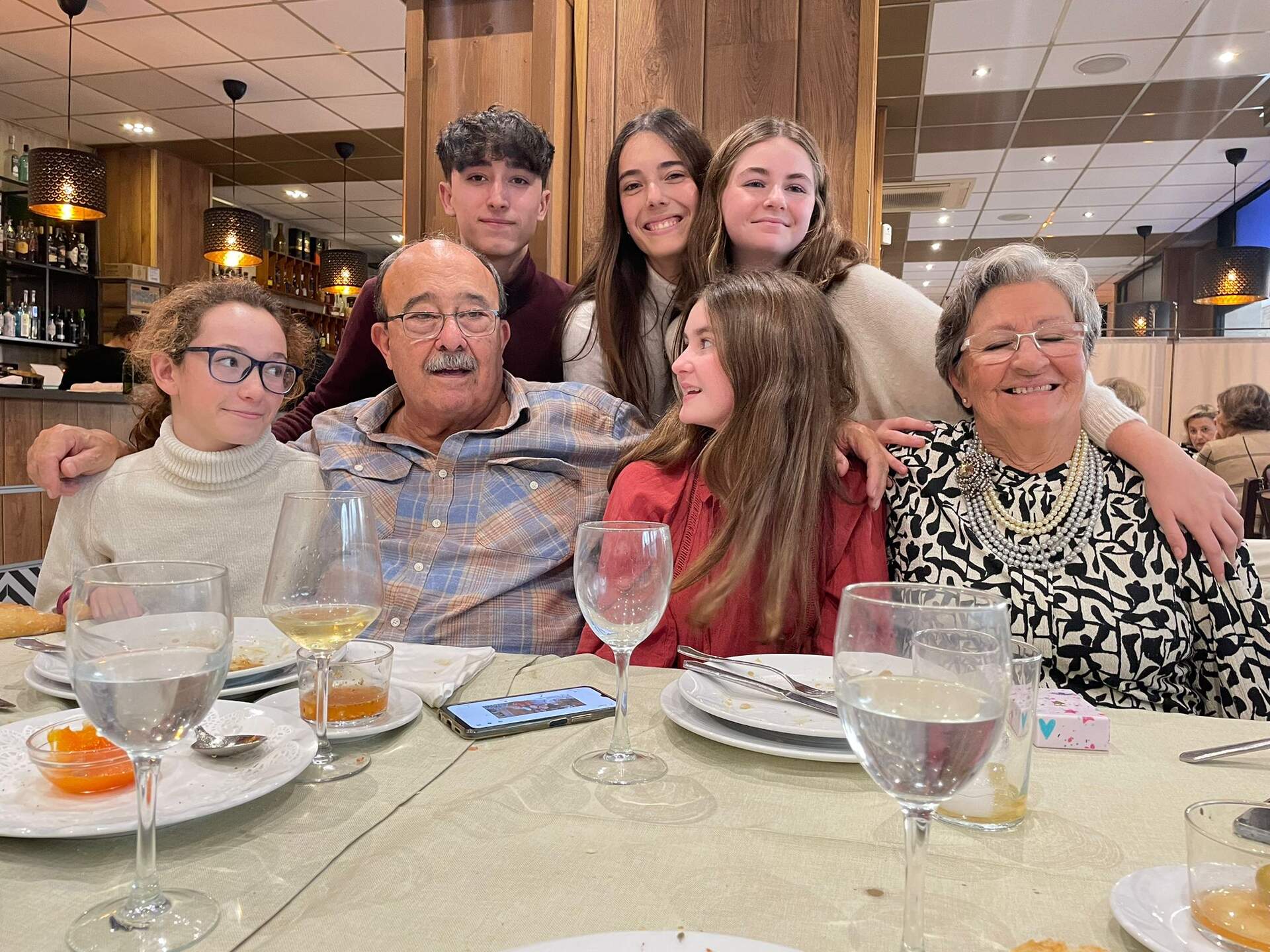 Con su esposa Concha y sus nietos Elena, Carlota, Matilde, Marta y Luís