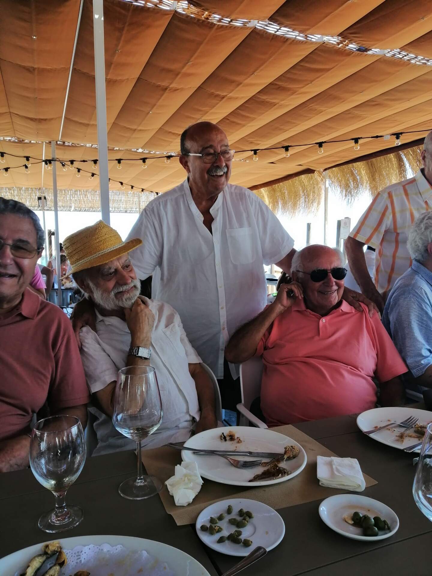 Posando con sus amigos Manolo Flores y Pepe Hernández