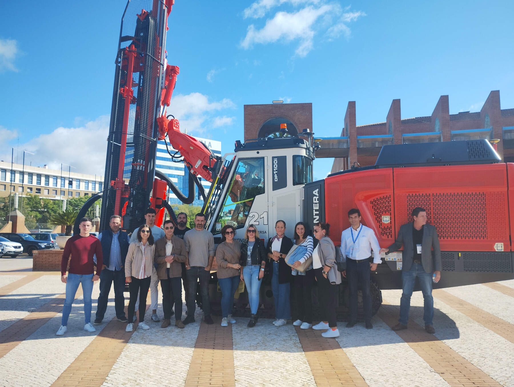 Foto de familia al MMH del alumnado del Plan HEBE minero1