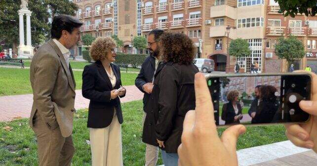 María Eugenia Limón junto a otr@s representantes del PSOE