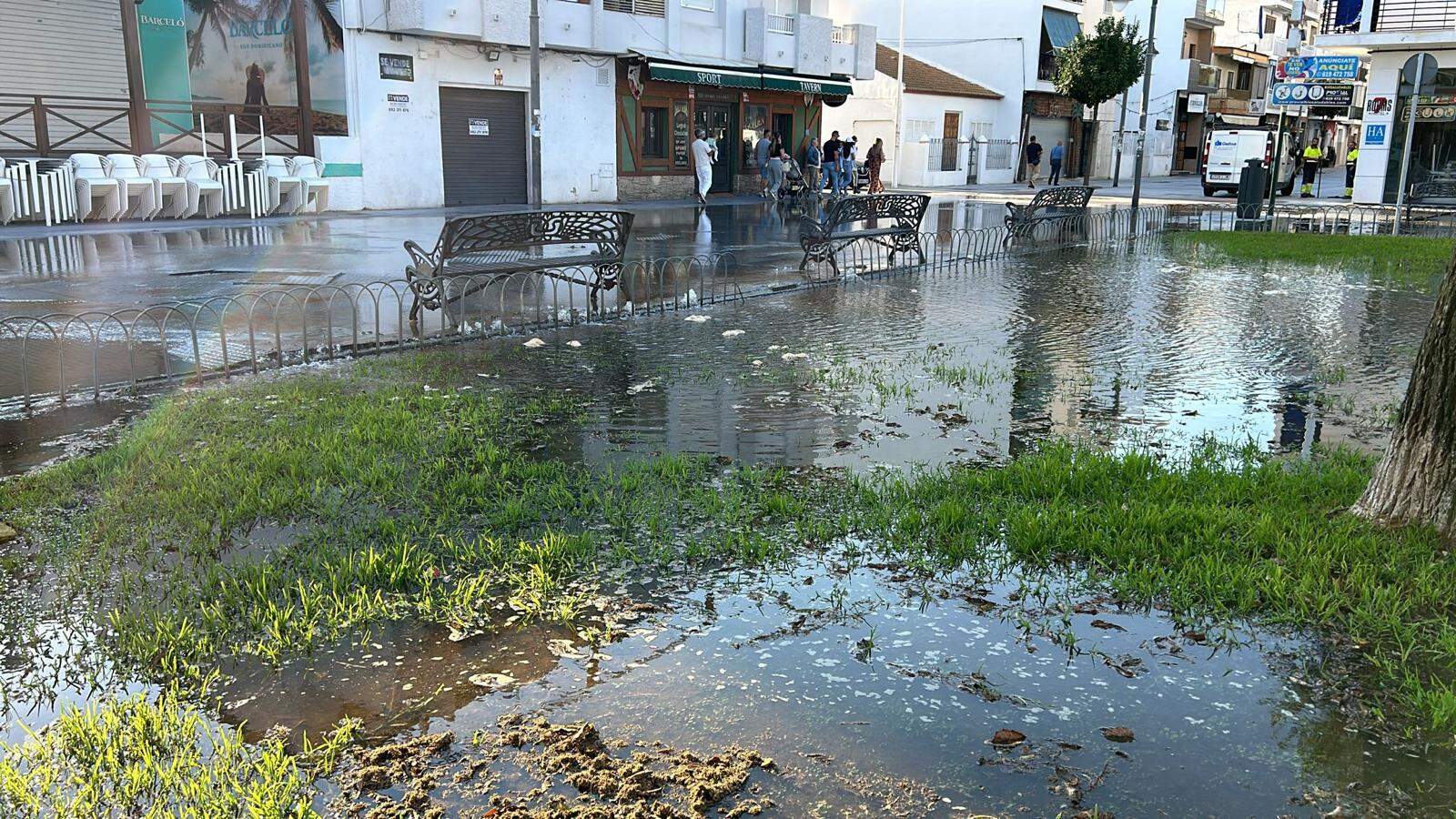 Miles de litros de agua inundan la zona céntrica