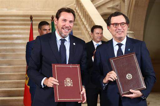 El ministro de Transportes y Movilidad Sostenible, Óscar Puente, y su homólogo luso tras la firma de los acuerdos bilaterales, (Pool Moncloa/Fernando Calvo)