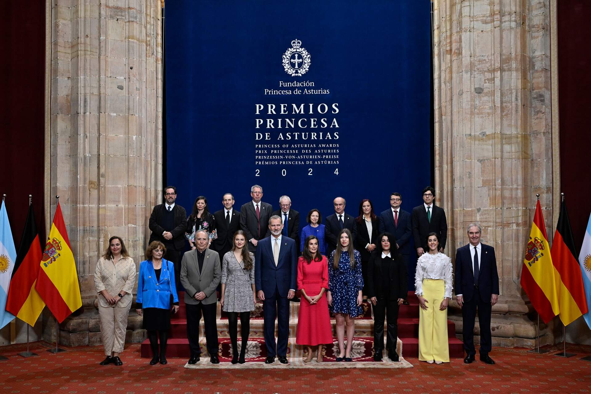 Foto de familia de l@s galardonados junto a los Reyes, la Princesa de Asturias y la Infanta