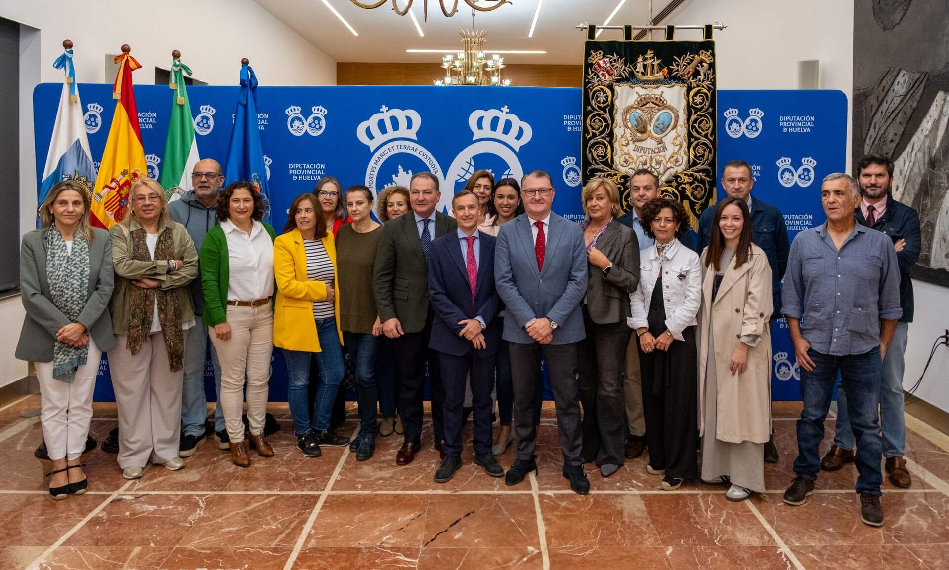 Foto de familia en la Diputación