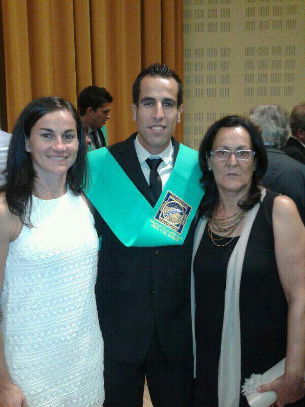 Emilio el día de su graduación junto a su madre Teresa y Alba, su novia entonces y actualmente su esposa