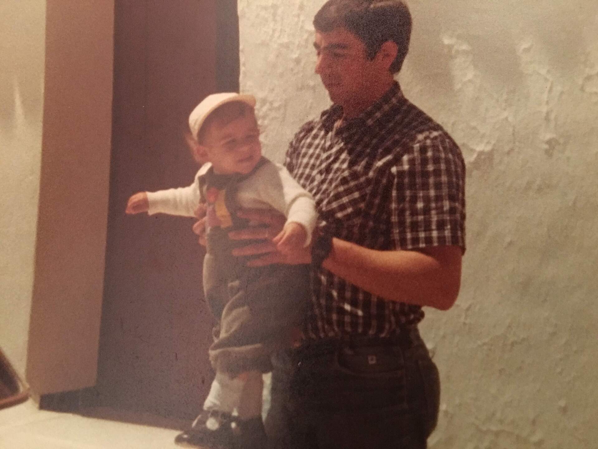 Emilio en su infancia con su padre Juan Jesús