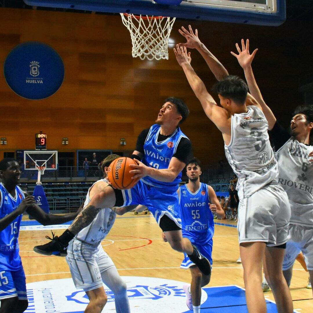 Entrada a aro pasado de Mays contra el CB Clavijo.
