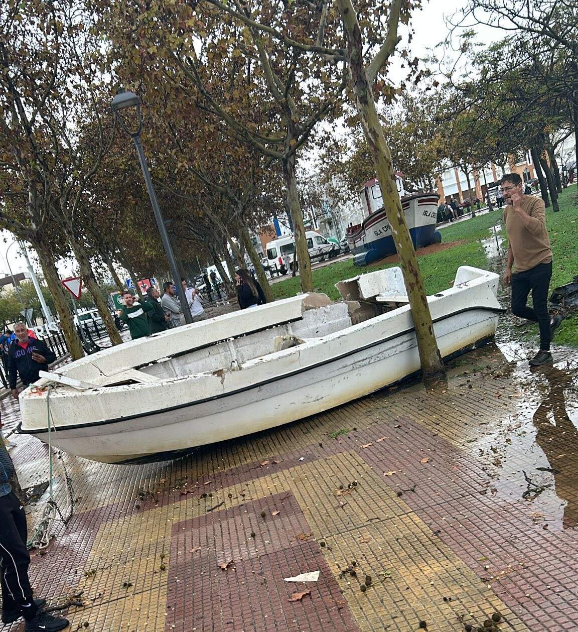 Una embarcación arrastrada por el tornado