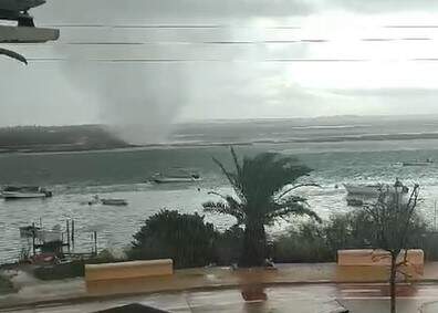La manga marina antes de entrar en el casco urbano de Isla Cristina