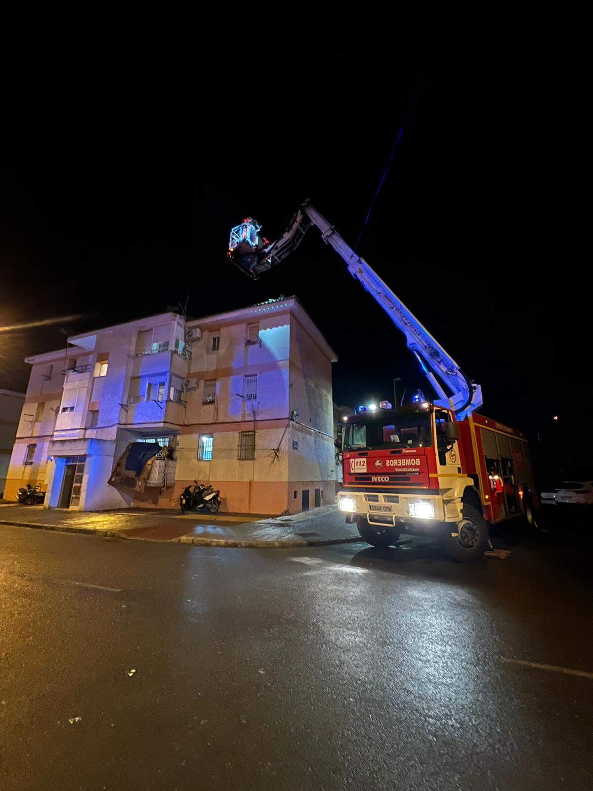 Efectivos del Consorcio de Bomberos de Diputación trabajando esta noche en Isla Cristina