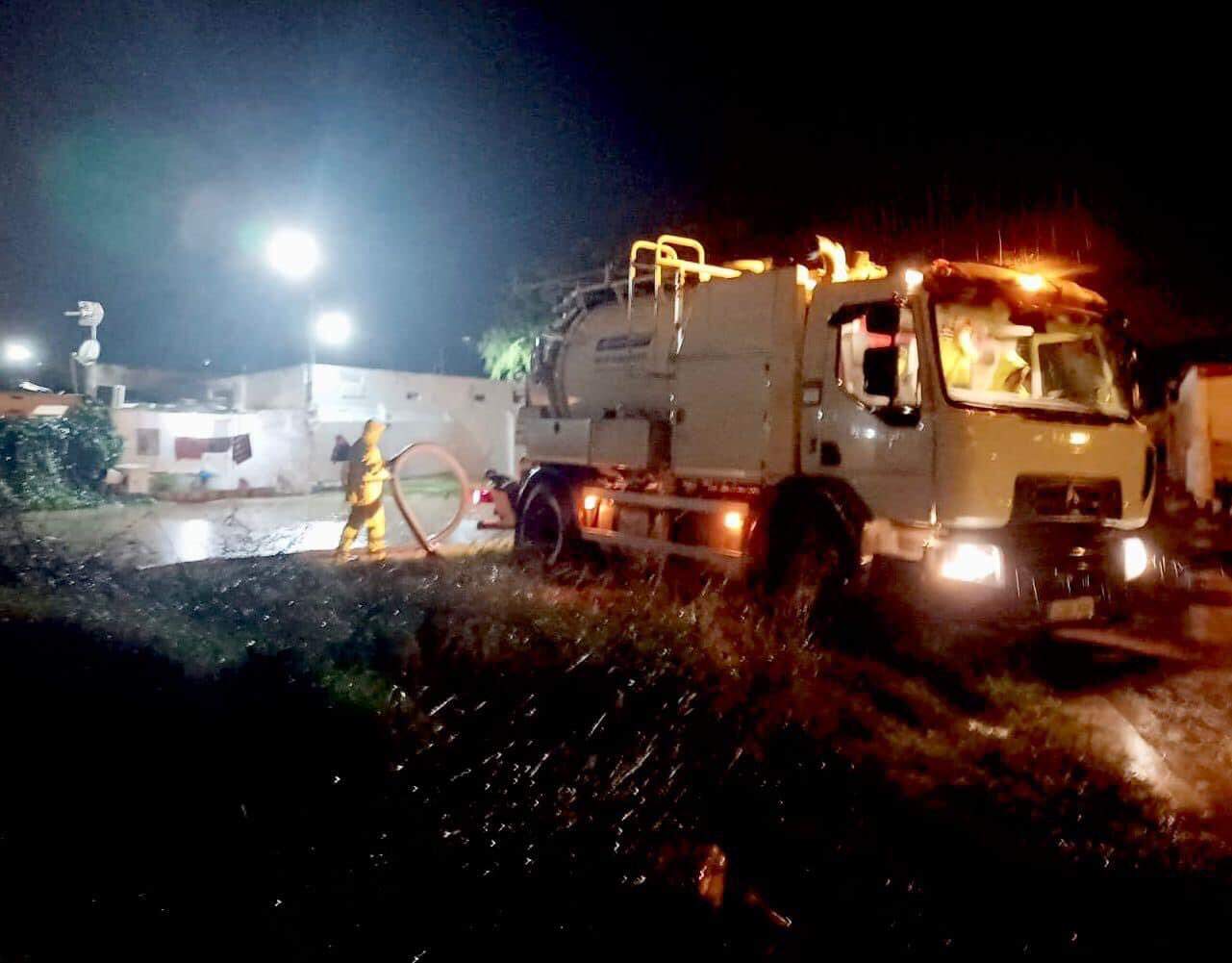 Operarios municipales de Huelva trabajan de madrugada