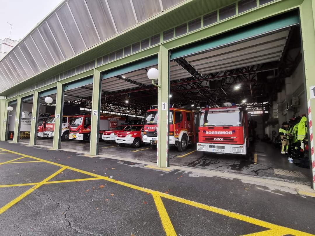 Efectivos de Bomberos preparados ayer tarde en Huelva