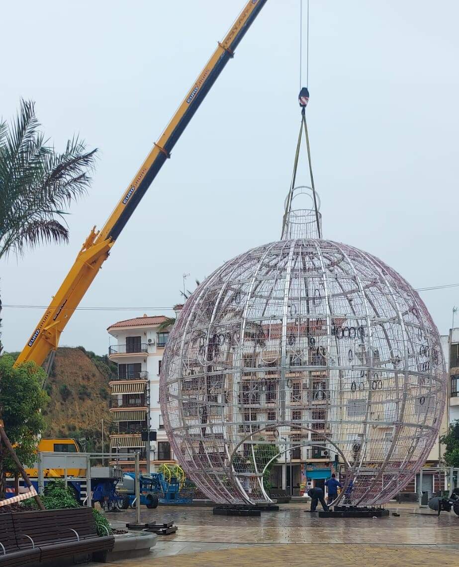 Operarios instalando el alumbrado de Navidad de la capital en pleno Aviso Rojo activado por AEMET desde las 4.30 de la madrugada