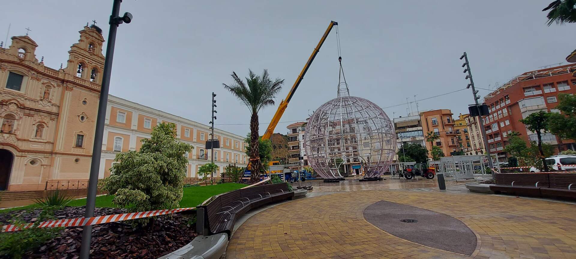 Instalando el alumbrado de Navidad en plena tormenta