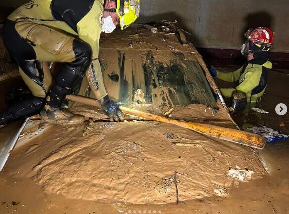 Dos agentes revisan un vehículo en busca de cuerpos atrapados