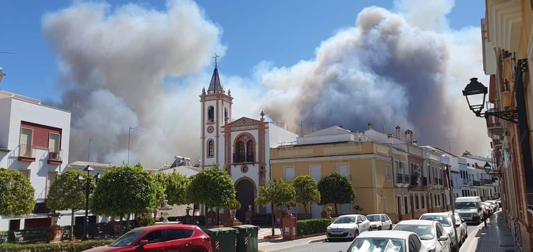 Bonares, asediado por el fuego