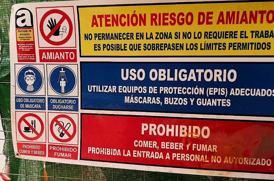 Cartel donde se observa el riesgo por amianto