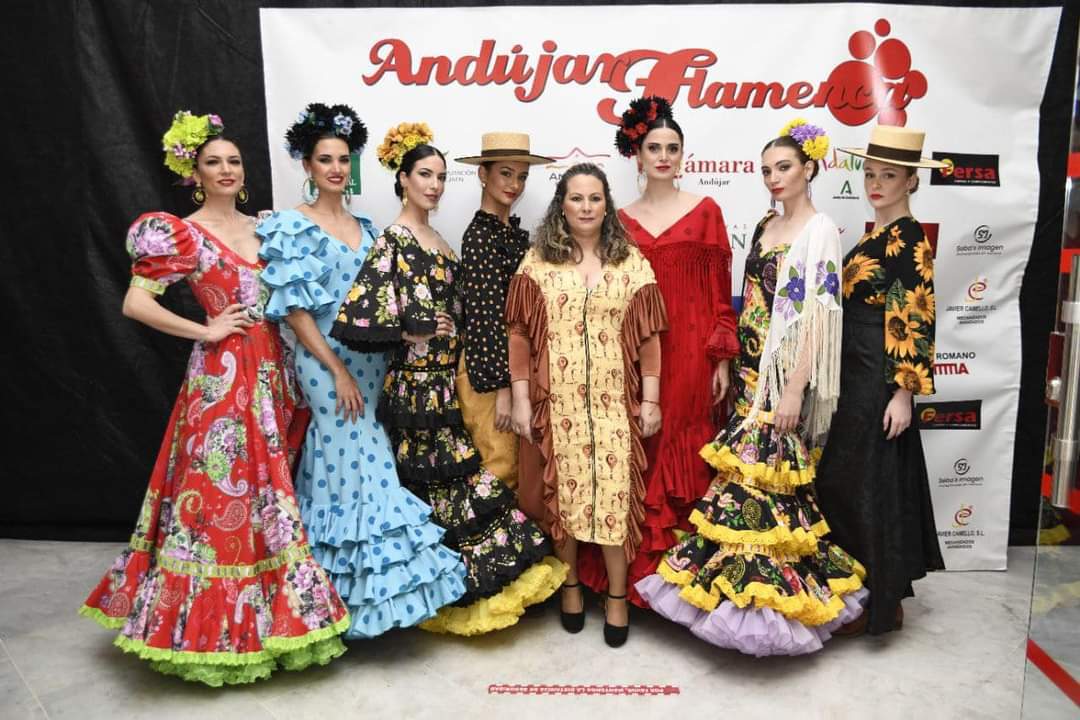 En el Andújar Flamenca posando con su colección de trajes de flamenca