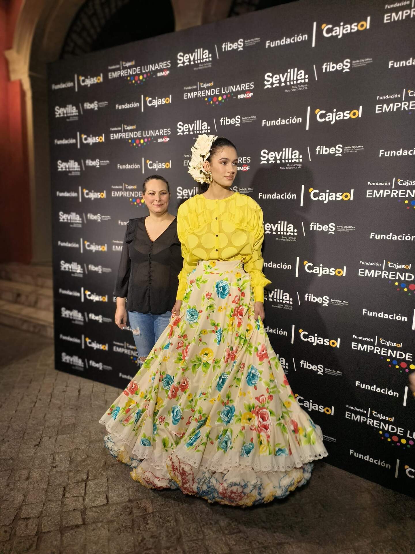 Presentando uno de sus modelos