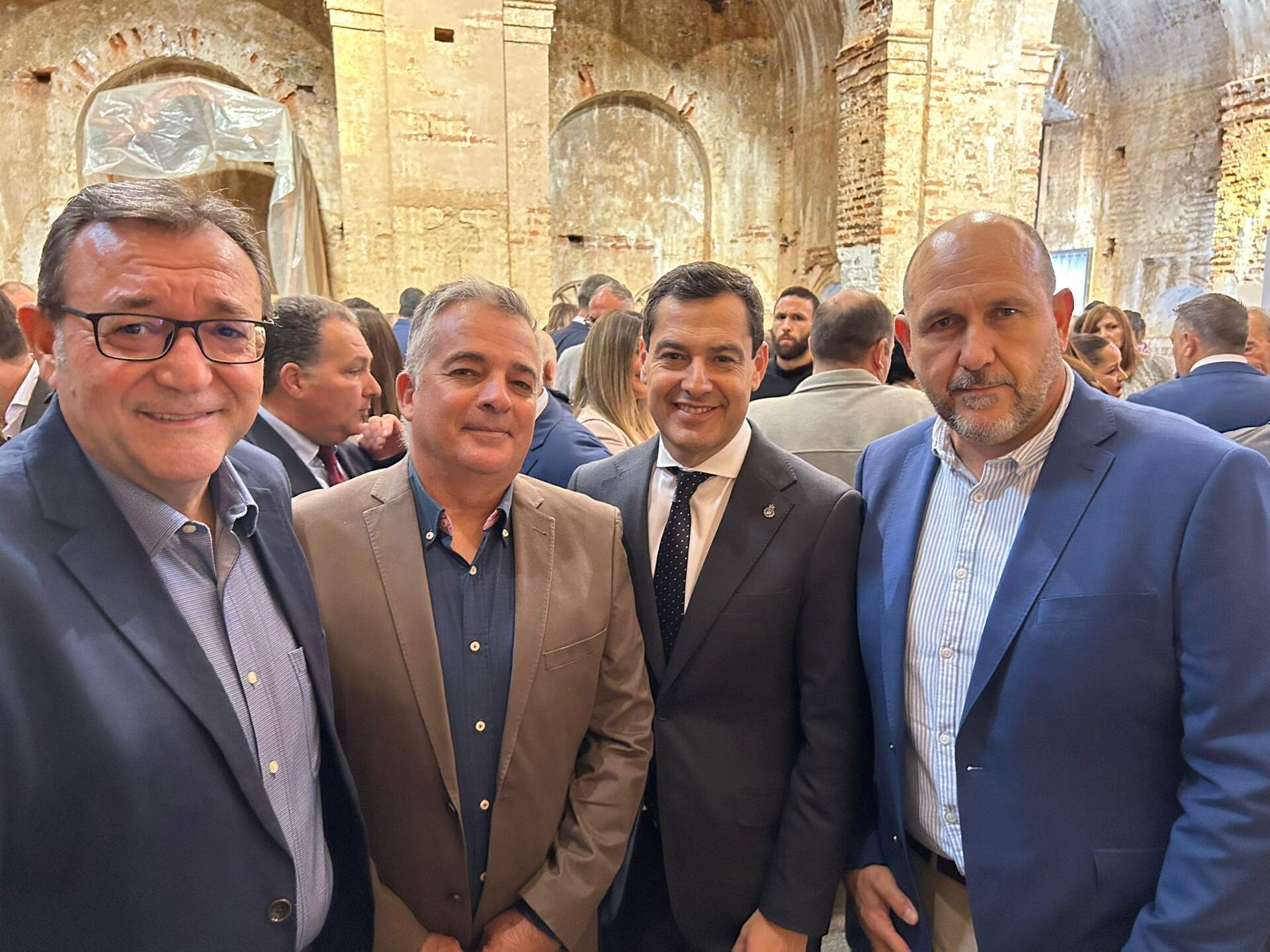 Responsables de Avatel-Telecom, junto al presidente de la Junta, Juanma Moreno, en el Consejo de Alcaldías