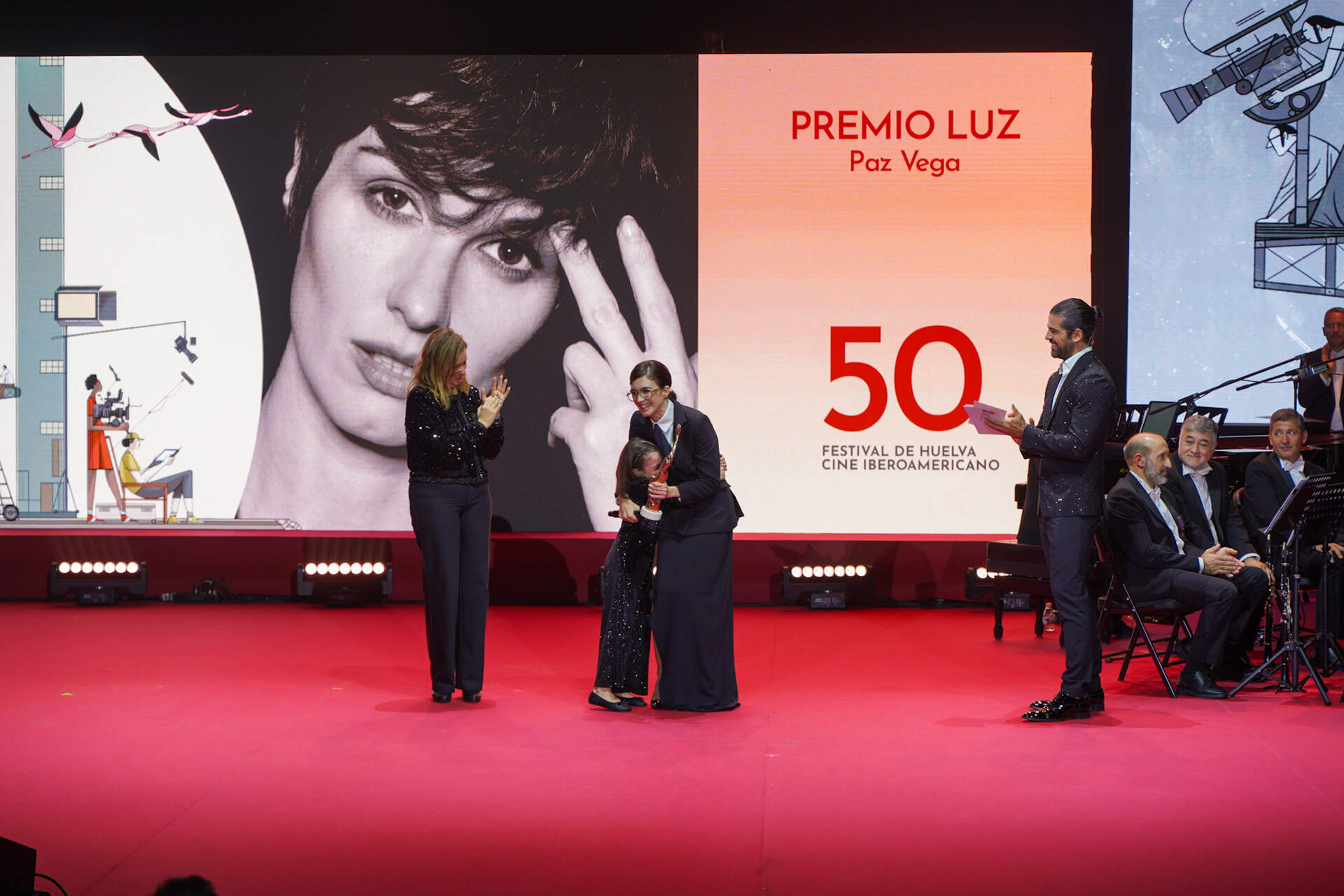 Paz Vega recibe el Premio de la mano de Rocío Allepuz