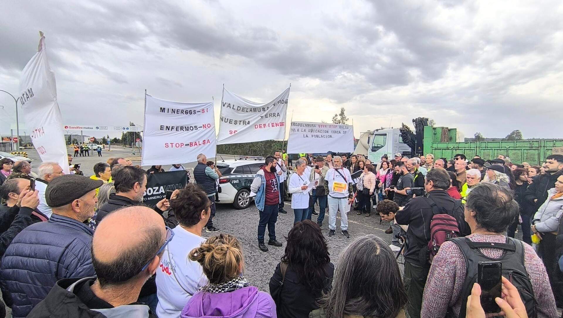 Pancartas que dejan clara la reclamación para reubicar el proyecto más lejos de las viviendas
