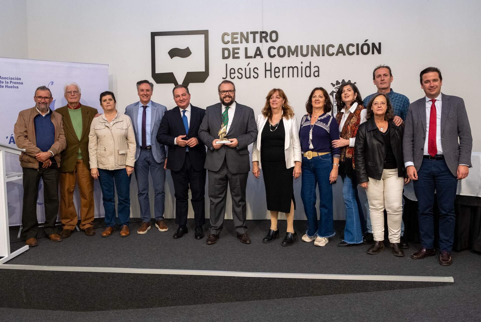 De Vega posa con autoridades y la familia Serradilla y miembros de la Asociación de la Prensa