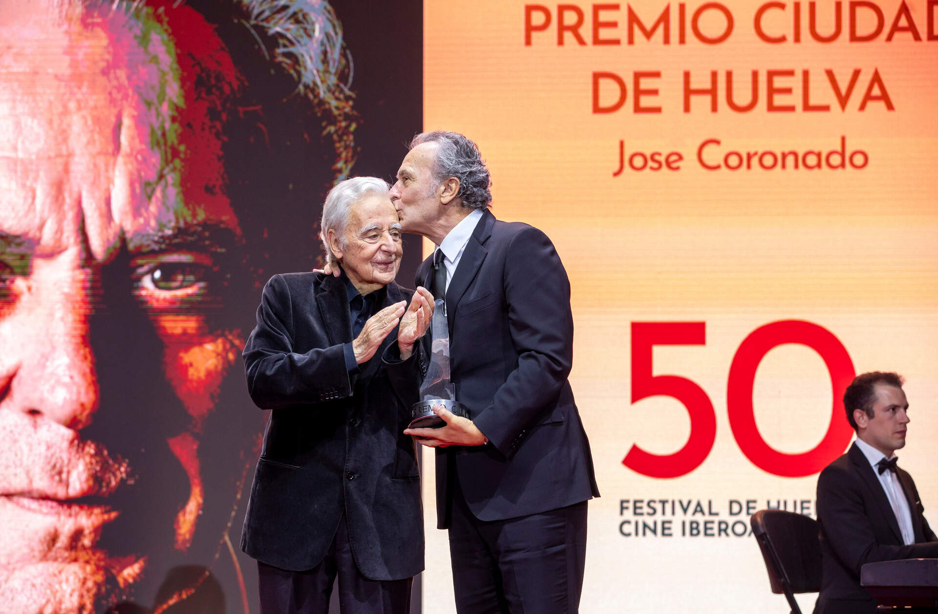 Jose Coronado besa a José Luis Ruiz en la Gala