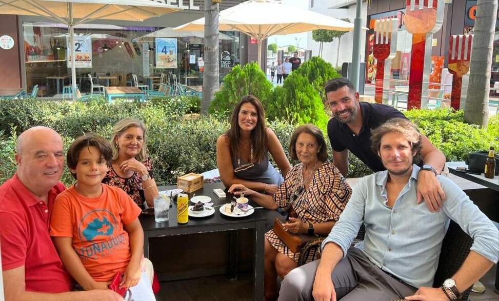 En familia con su esposo e hijos, junto a su madre Pilar, sus suegros Nines y Roberto y su cuñado Nacho