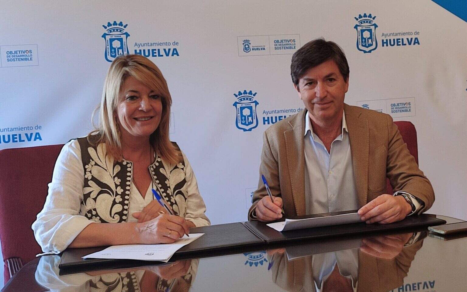 Miranda y Font, en la firma del acuerdo de investidura