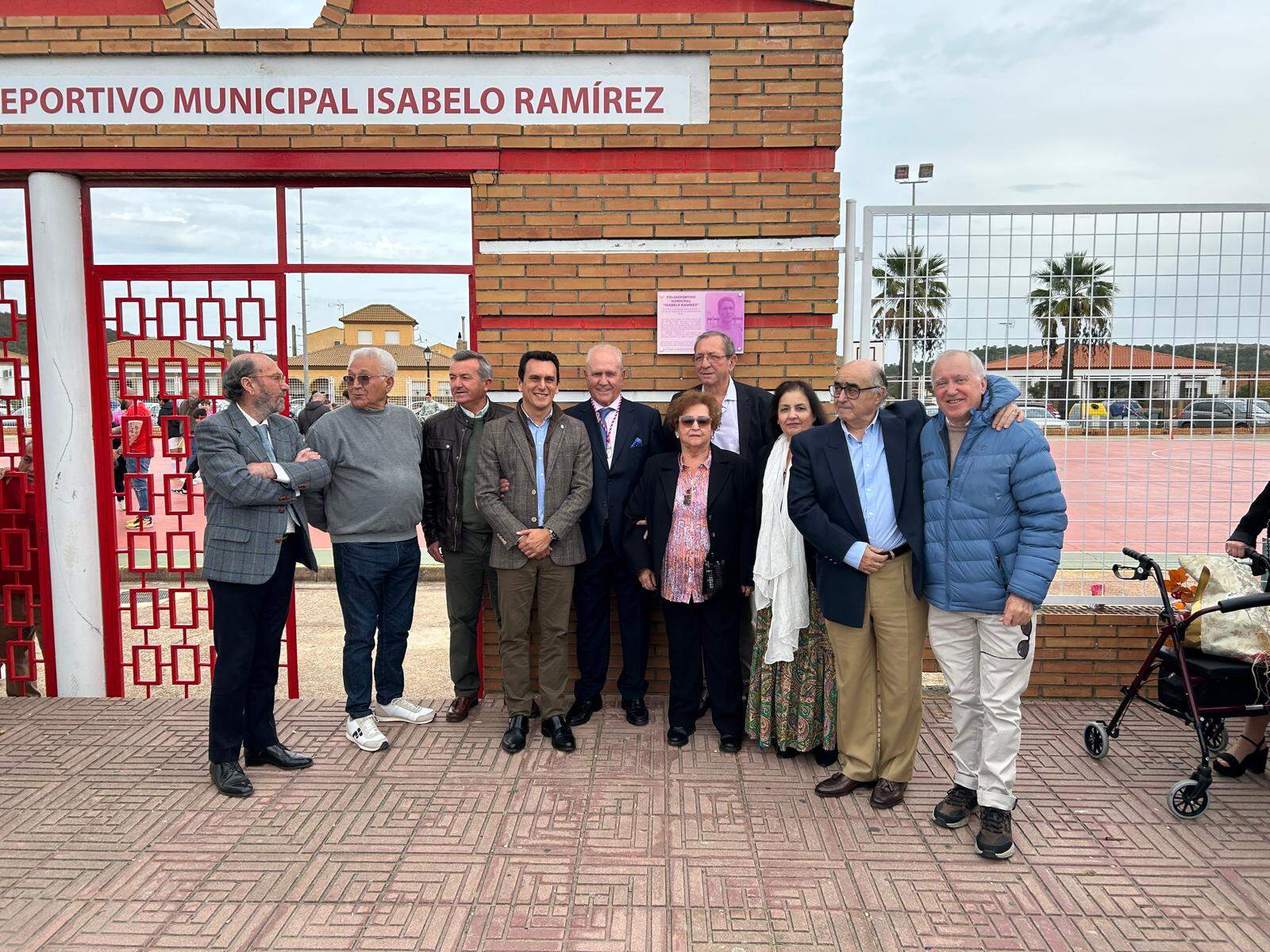 En la puerta del polideportivo