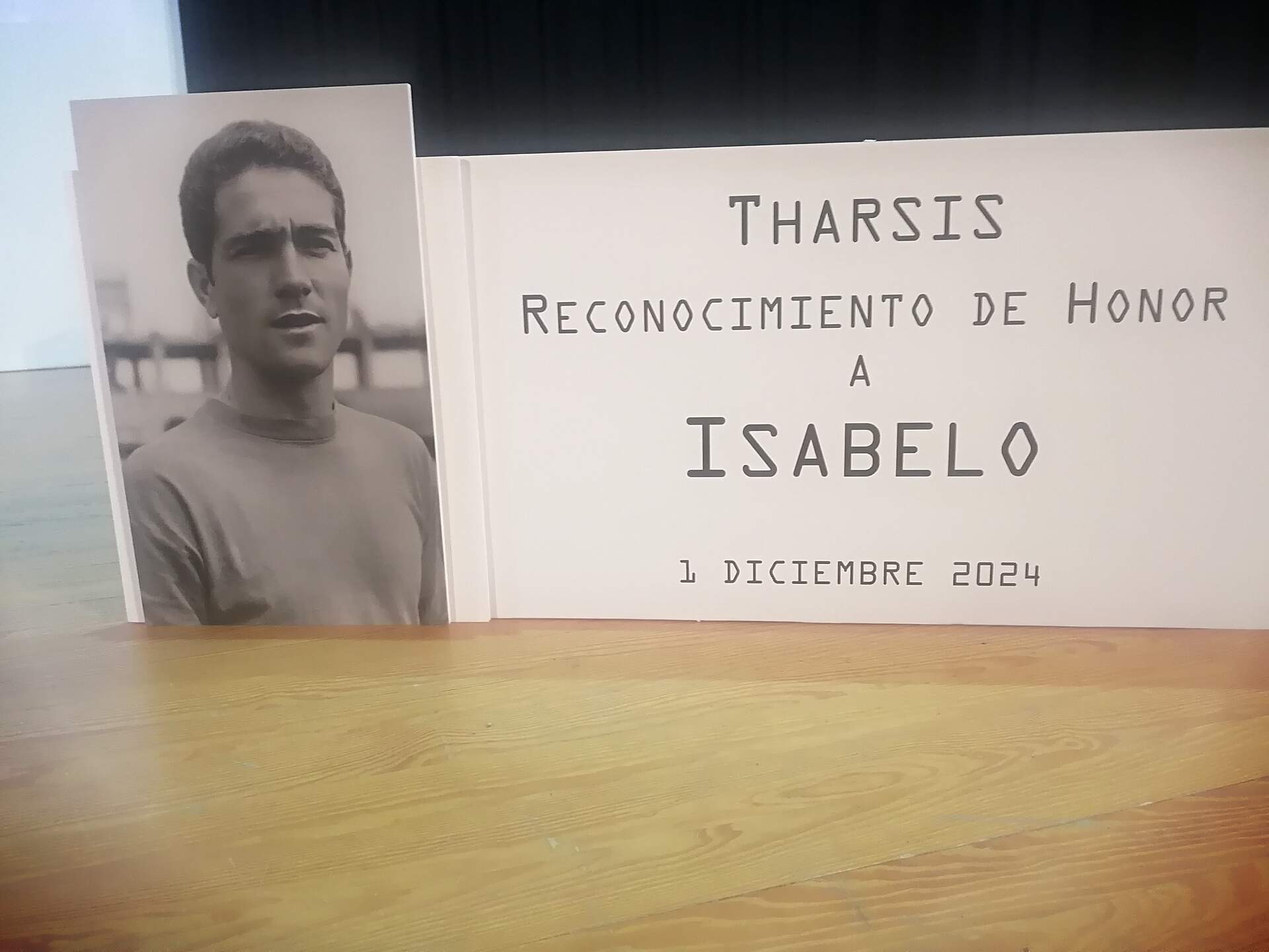 Cartel que presidió el acto