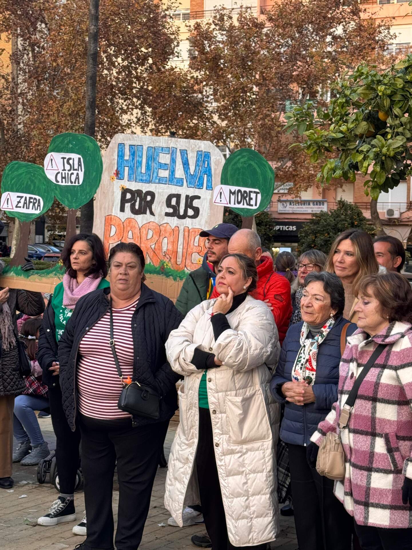 Colectivos y pancartas en contra del proyecto del Ayuntamiento