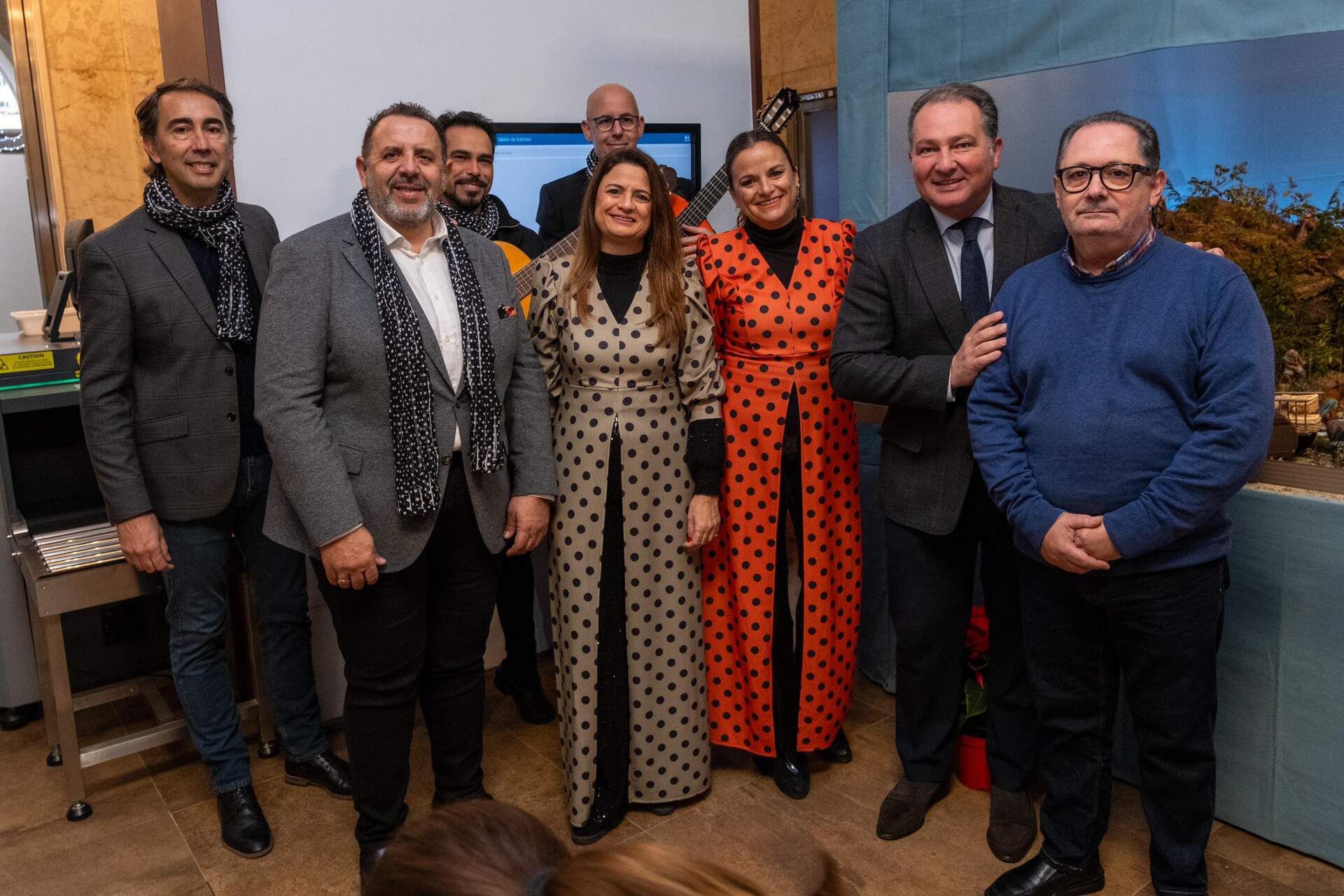 Camilo Romero, primero por la derecha, autor del Belén, acompañado del presidente