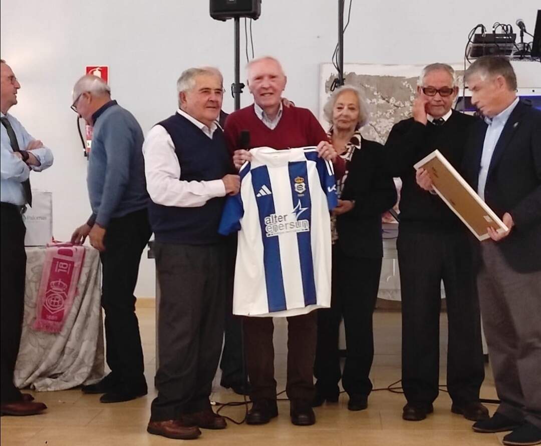 Manolo Marín recibe la camisetas de manos de Sierra