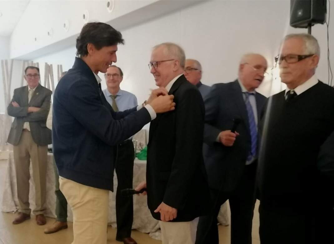 Jesús Vázquez, impone a Camacho Malo la insignia de oro