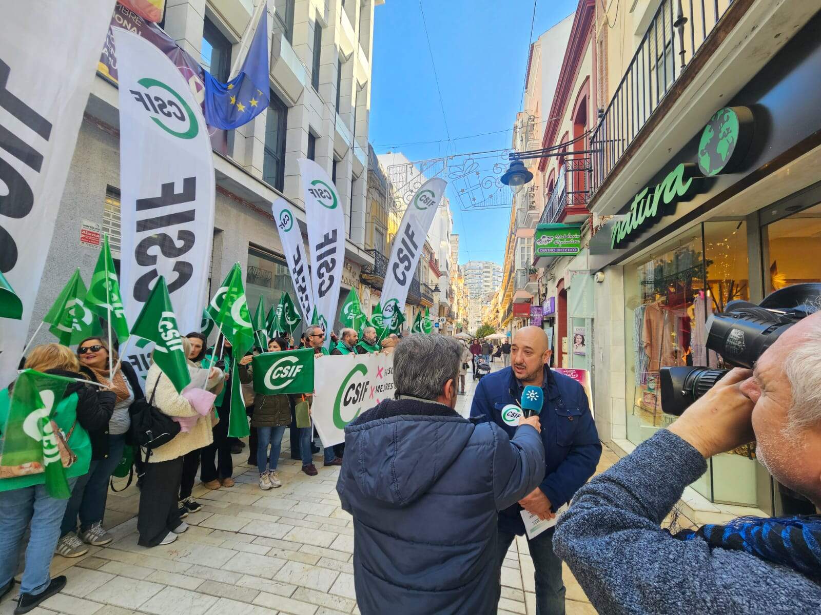 Juan Manuel Quilón atiende a los medios en la concentración de esta mañana