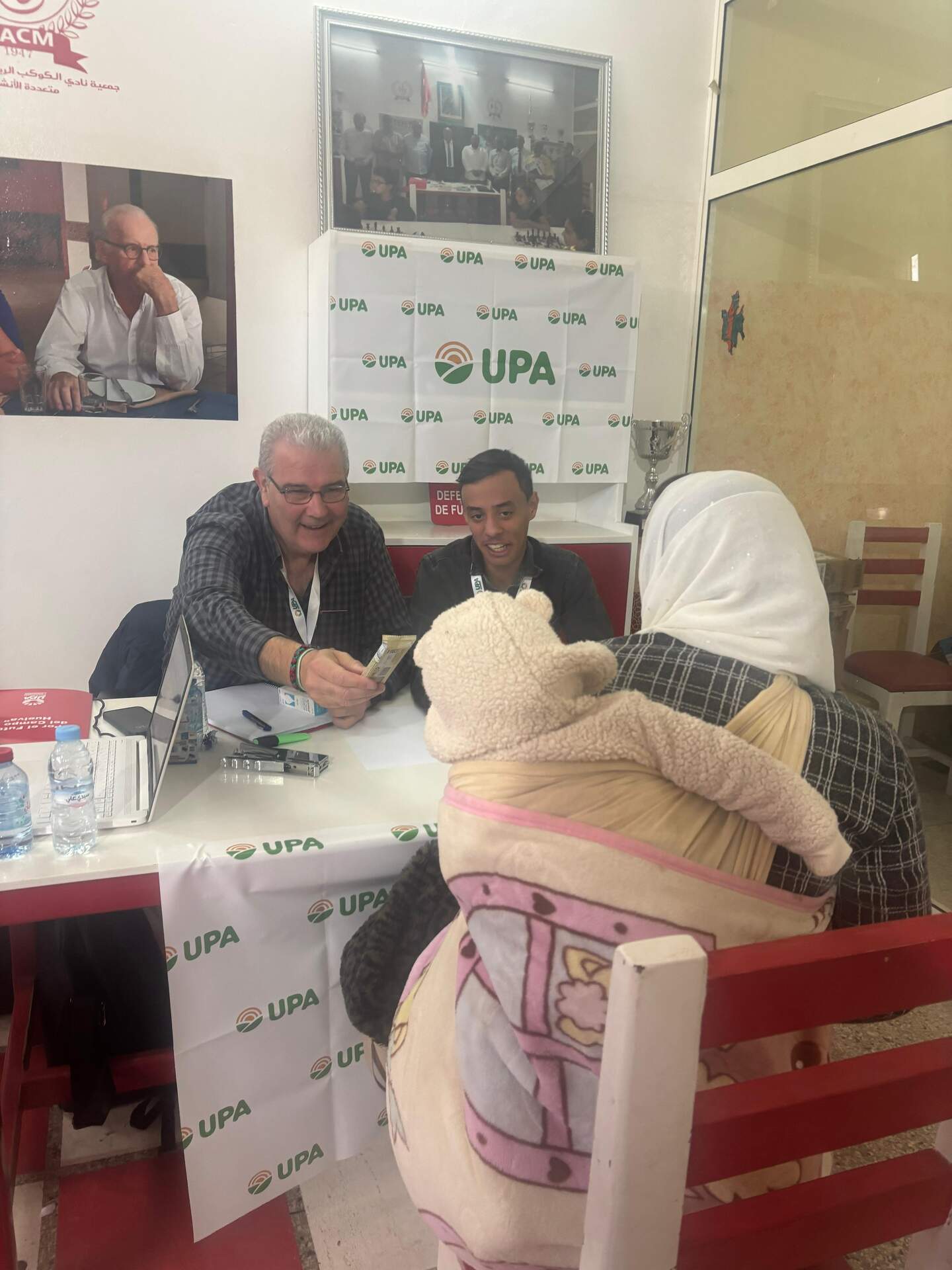 Manuel Piedra y un colaborador laboral marroquí en las entrevistas de trabajo, a la que acuden algunas madres con sus hijos