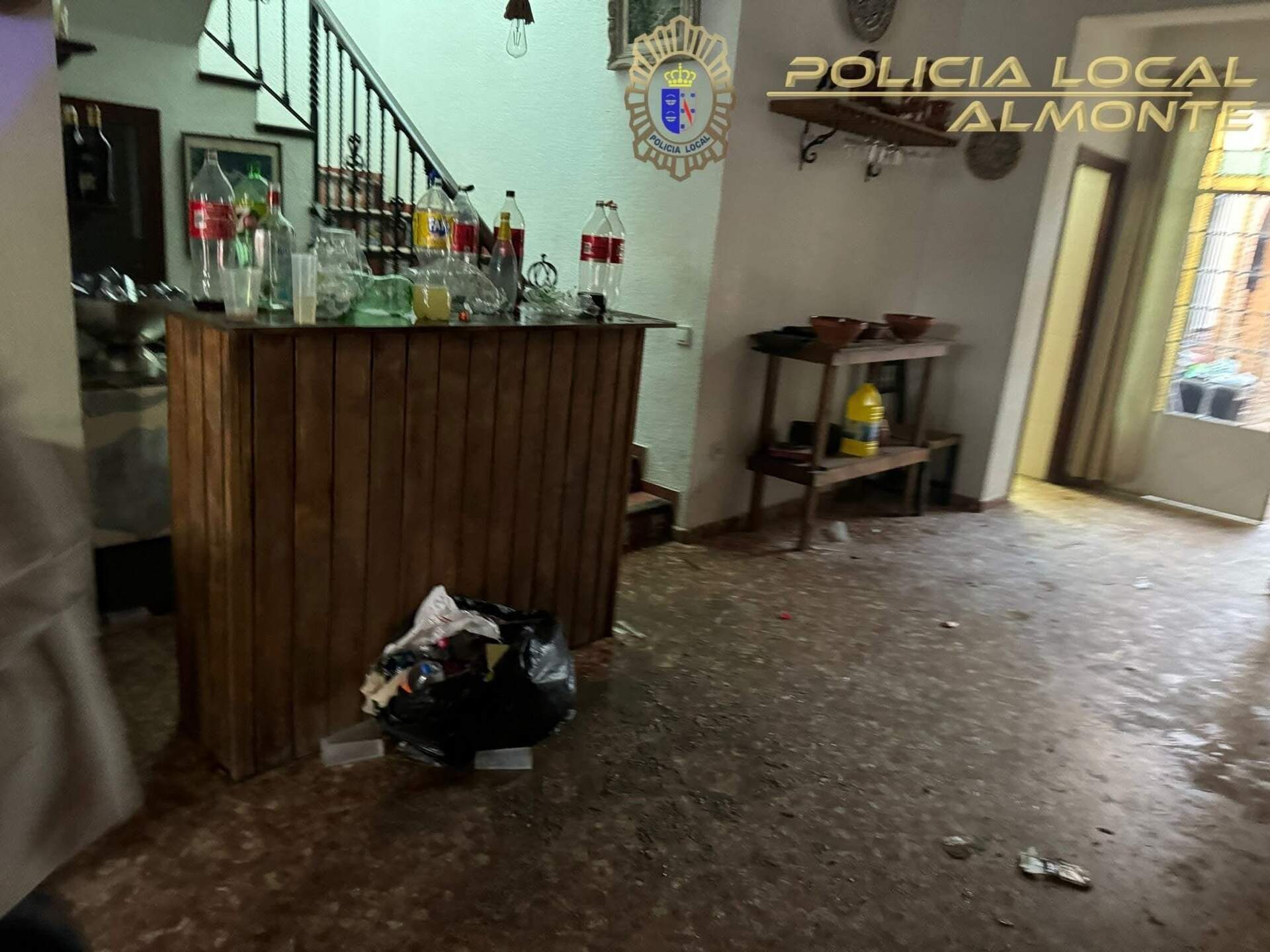 Restos festivos tras una noche de juerga en una casa de El Rocío