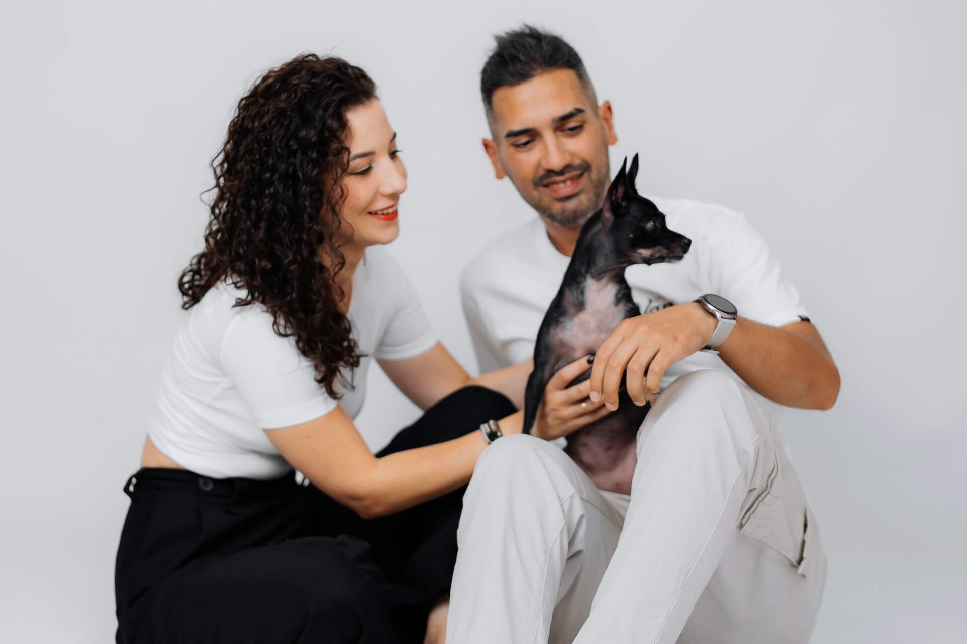 Anastasia junto a su marido Fran y la mascota de ambos Siria